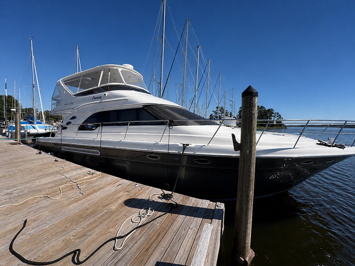 Sea Ray 560 Sedan Bridge — Privacy