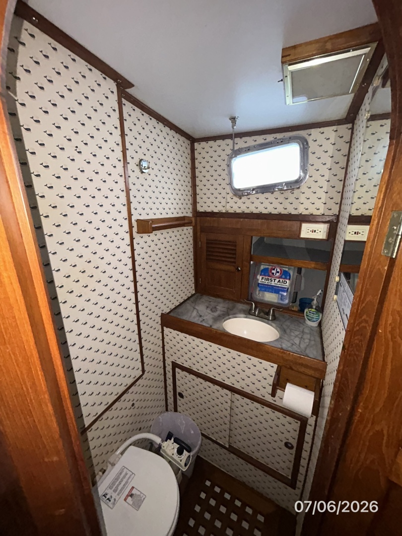 36' Monk guest stateroom head