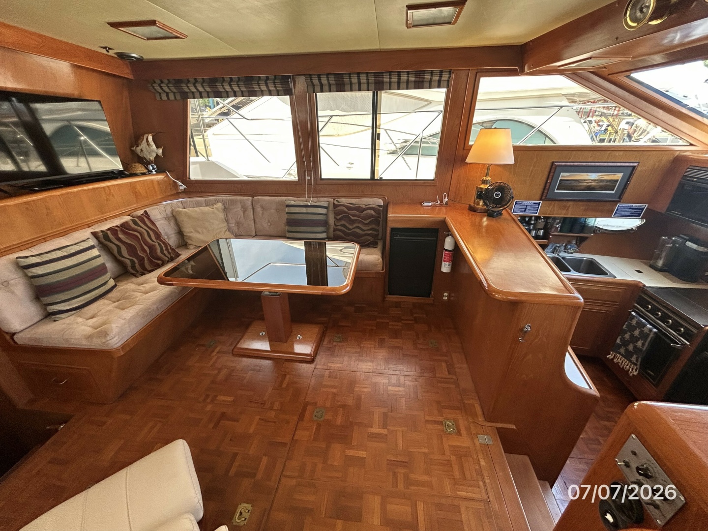 42' Ocean Alexander salon port