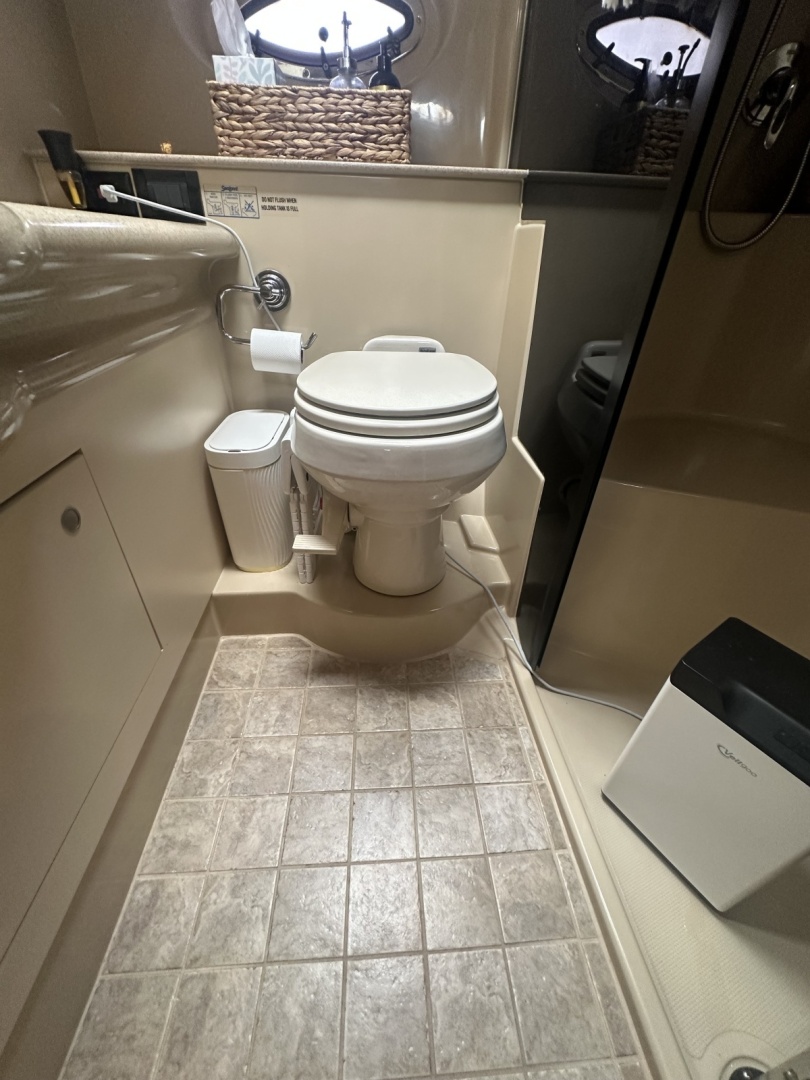 2006 Cruisers Yachts 370 Express