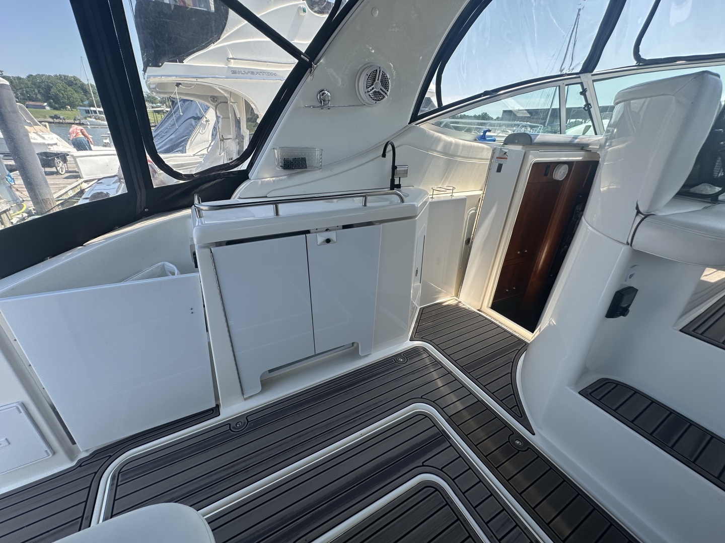 2006 Cruisers Yachts 370 Express