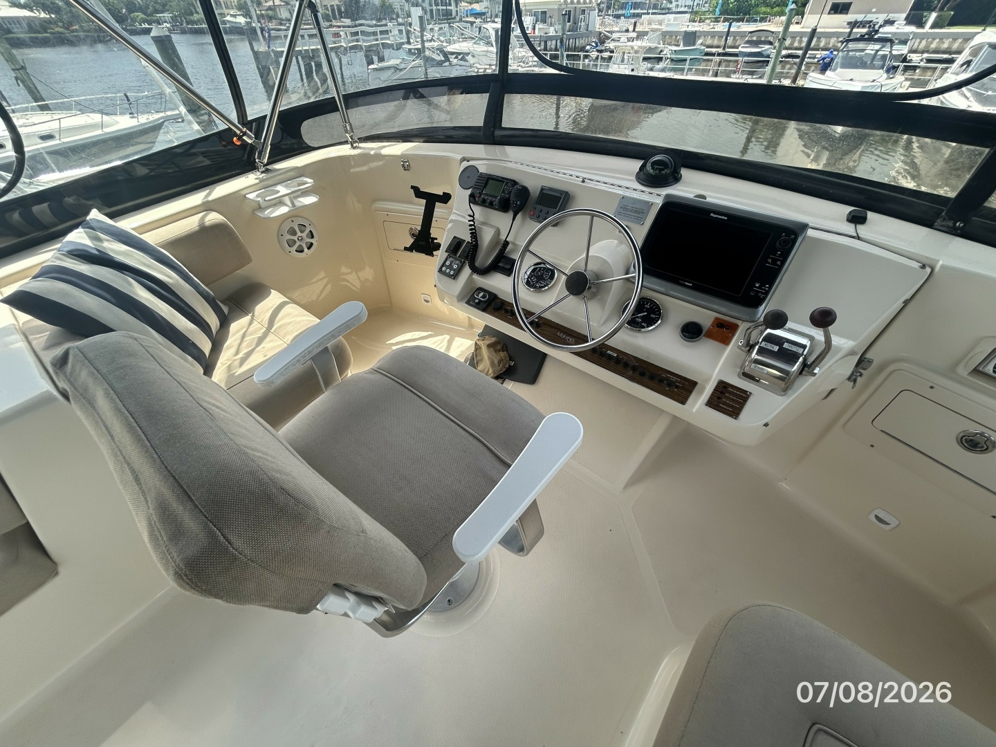 40' Mainship flybridge helm1