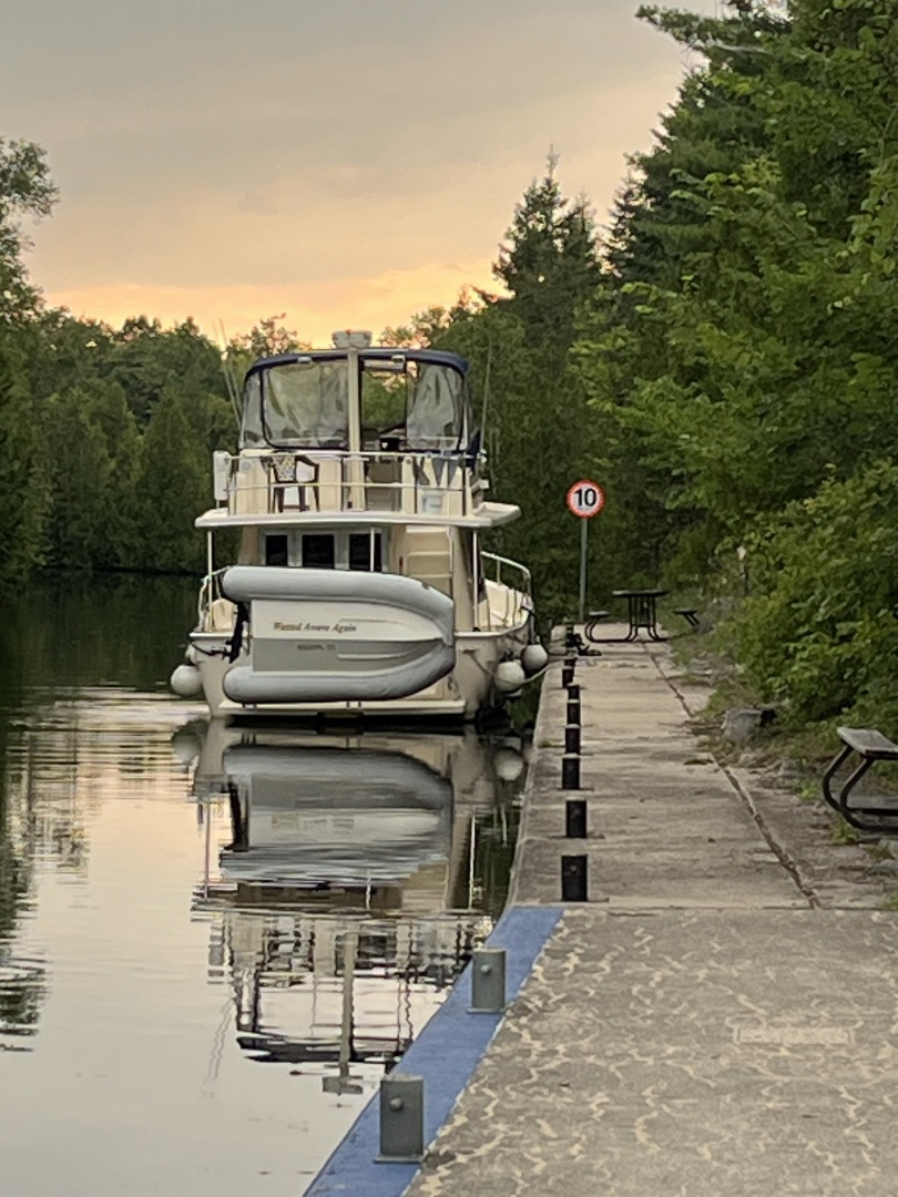 40' Mainship aft profile