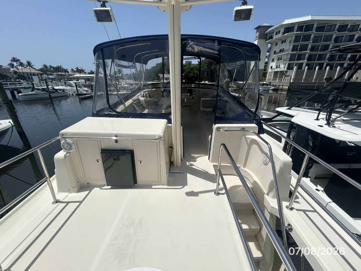 40' Mainship sundeck forward