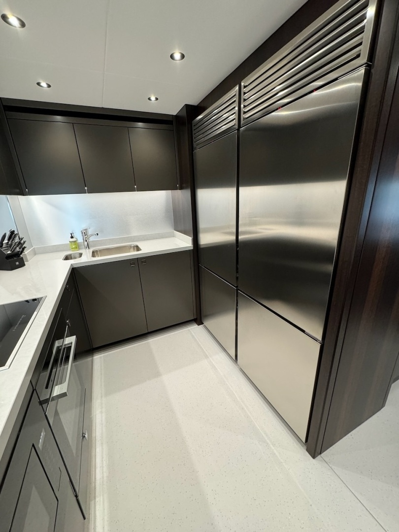 2024 Sunseeker 95 Yacht