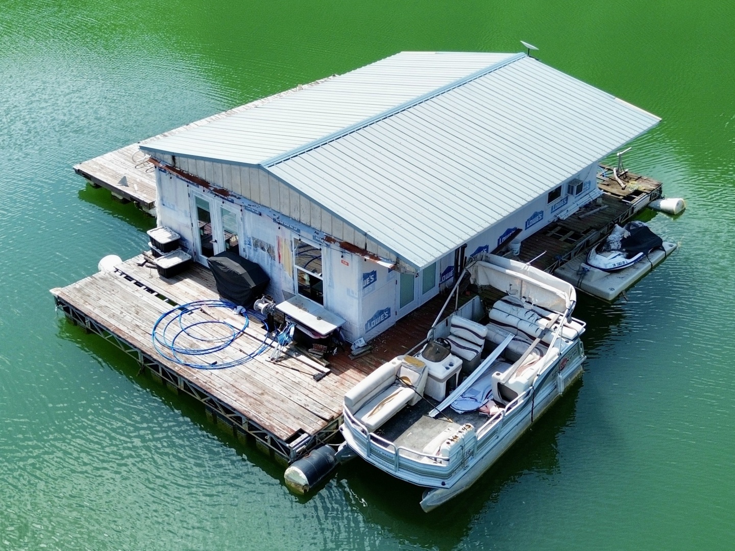 2000 Custom 22 x 30 Floating Cabin - Approx 660sqft
