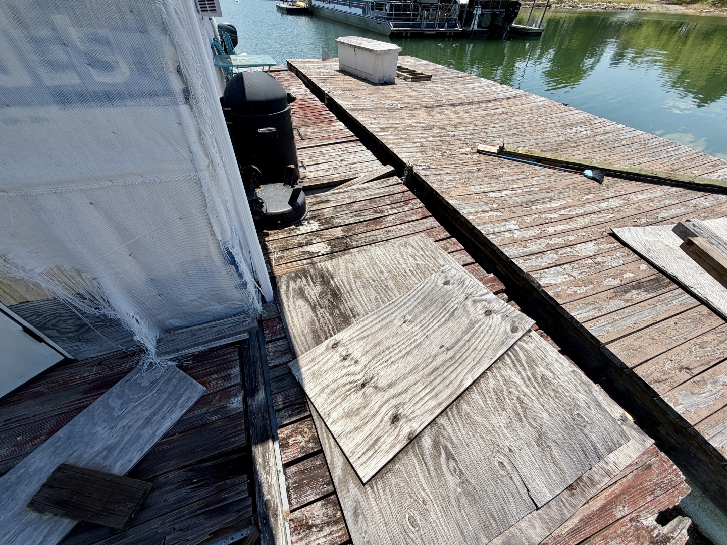 2000 Custom 22 x 30 Floating Cabin - Approx 660sqft