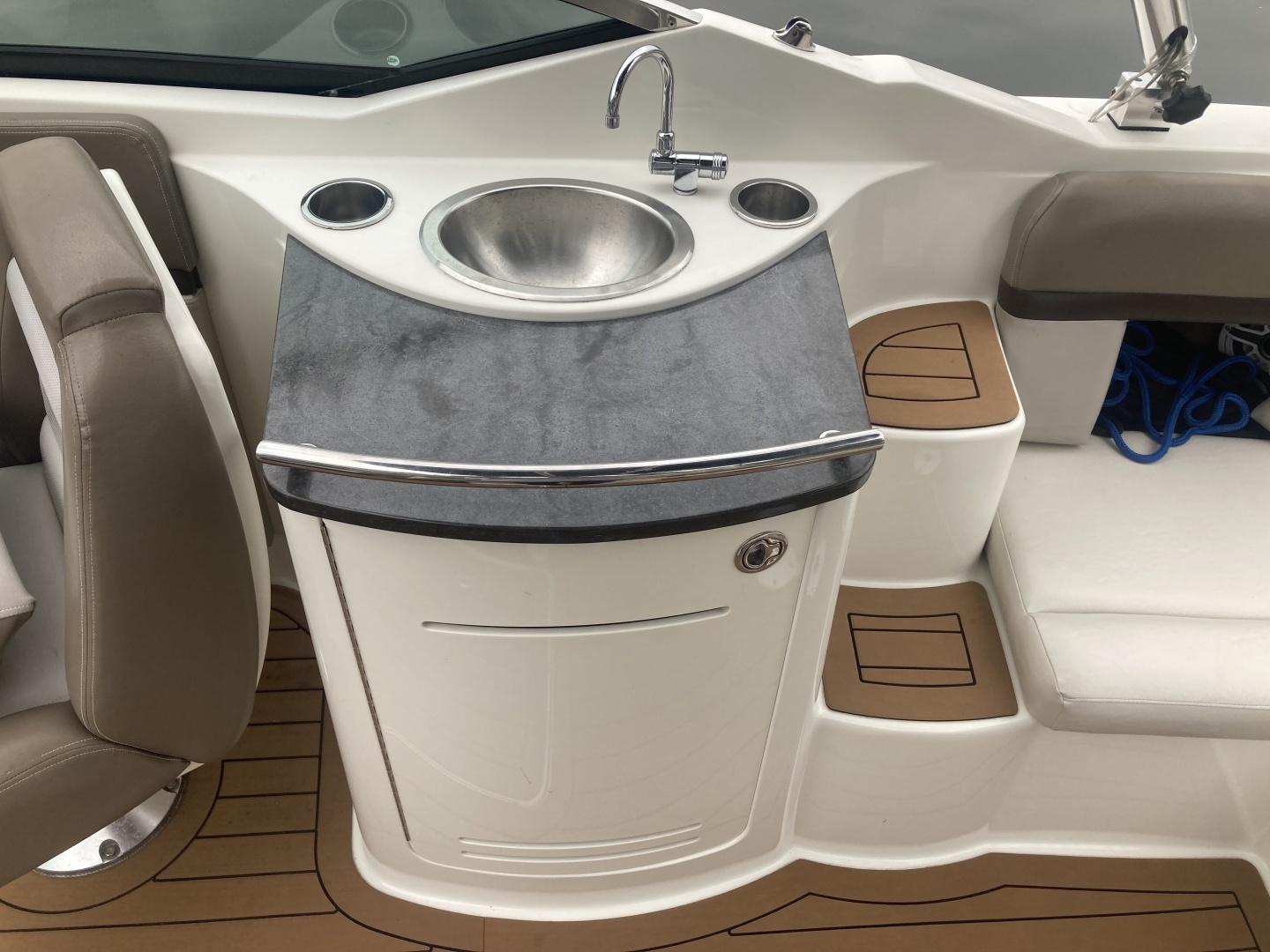 2011 Sea Ray 270 SLX