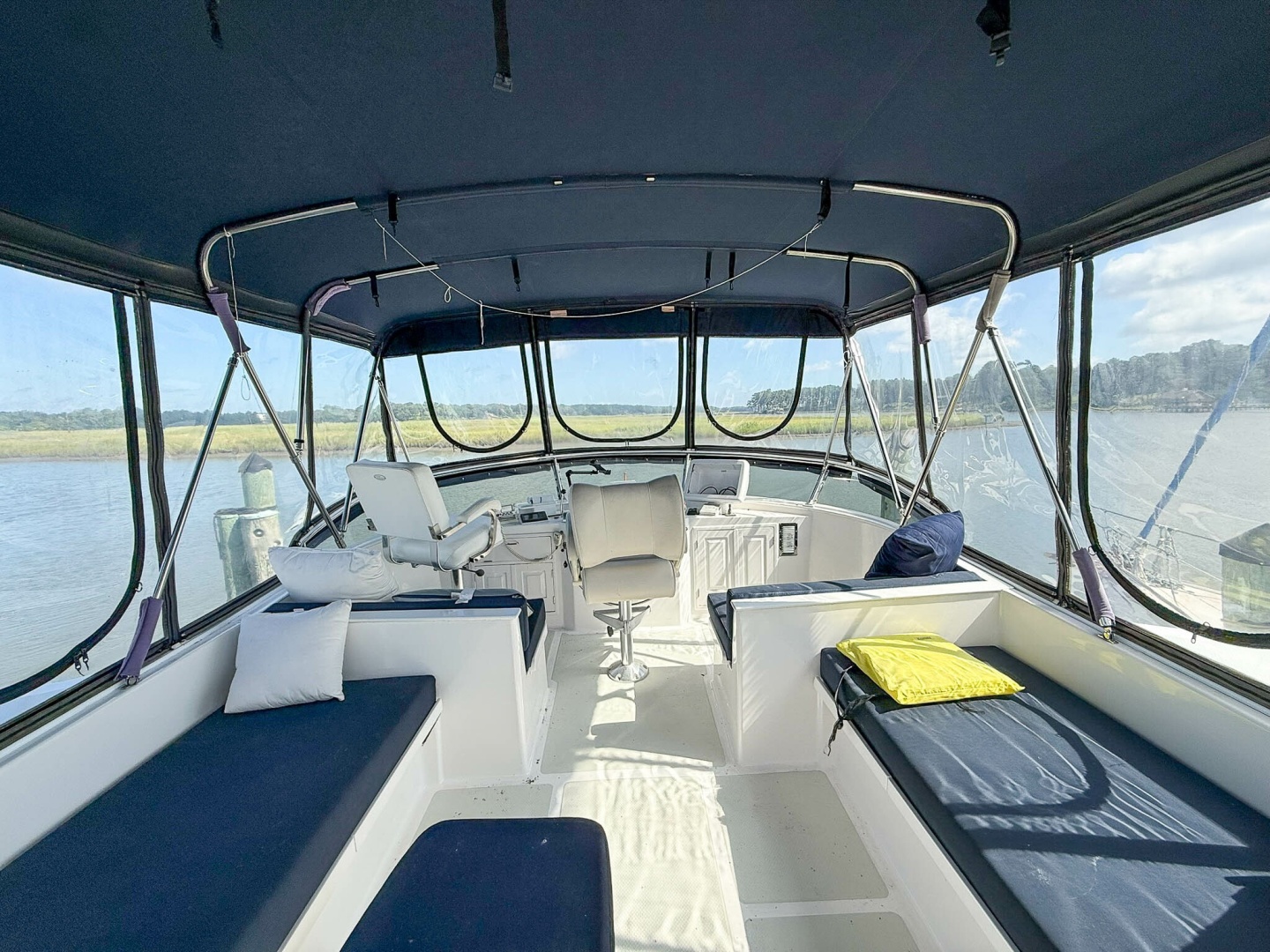 DeFever 49 Flybridge forward 