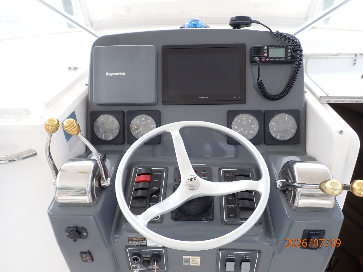 30' Pursuit helm3