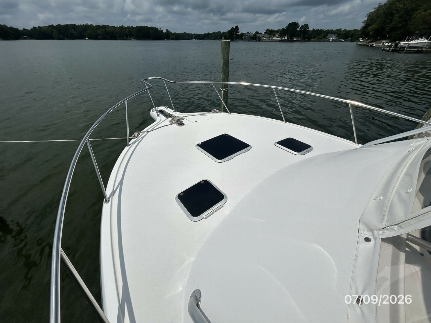 30' Pursuit foredeck1