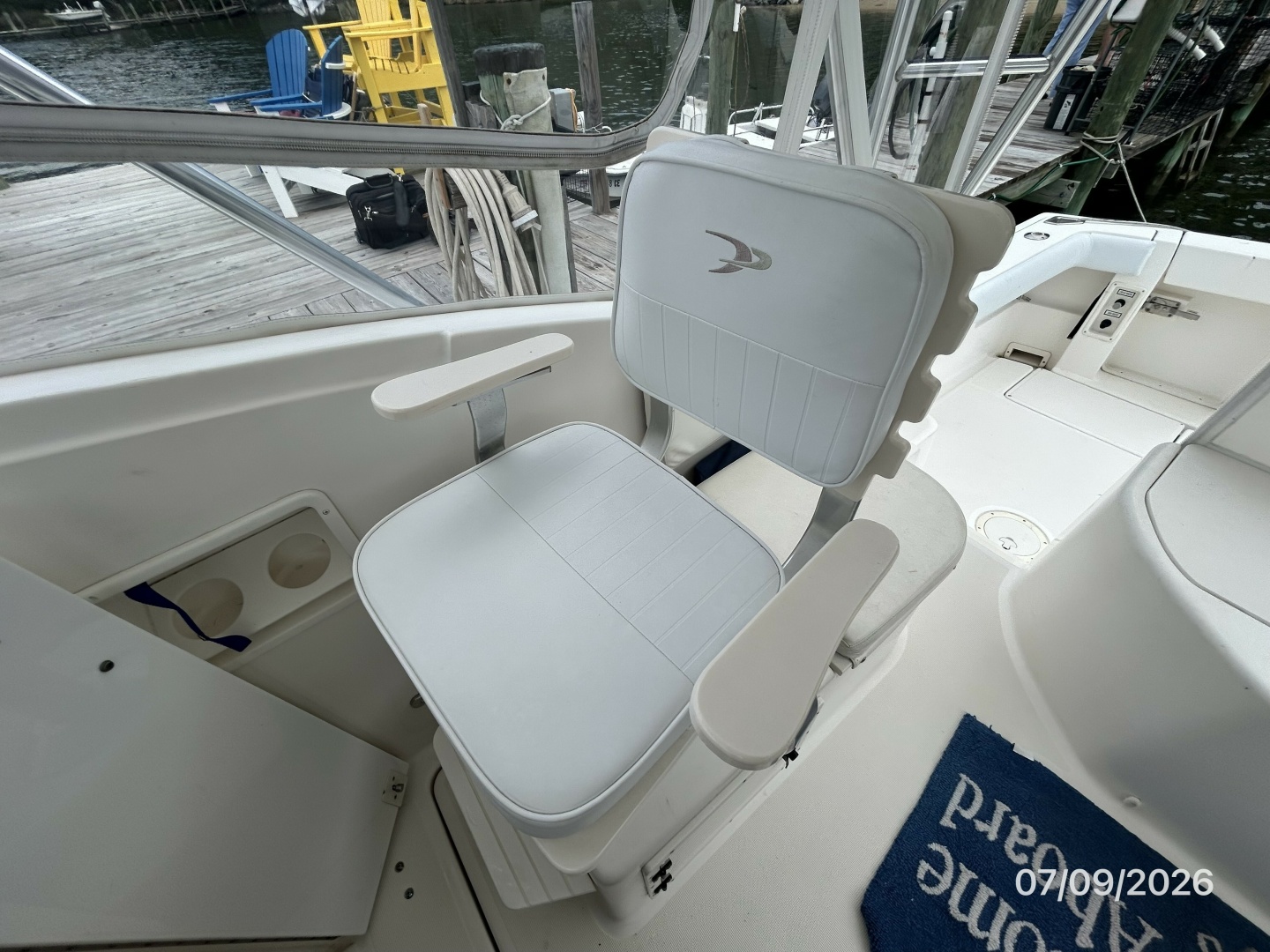 30' Pursuit starboard mate seat