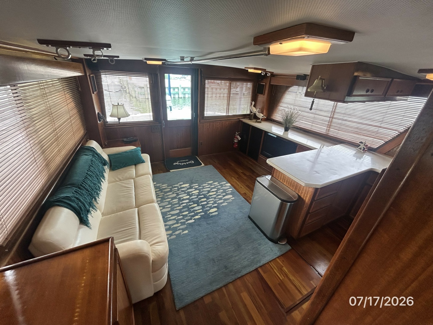 48' Hatteras salon aft