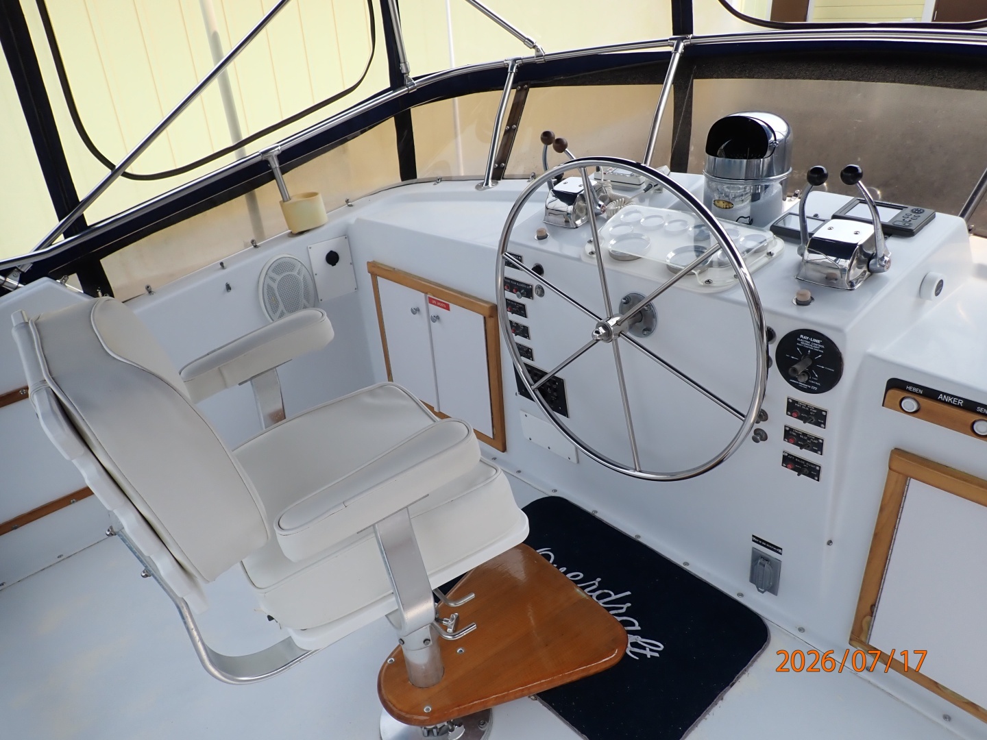 48' Hatteras flybridge helm2