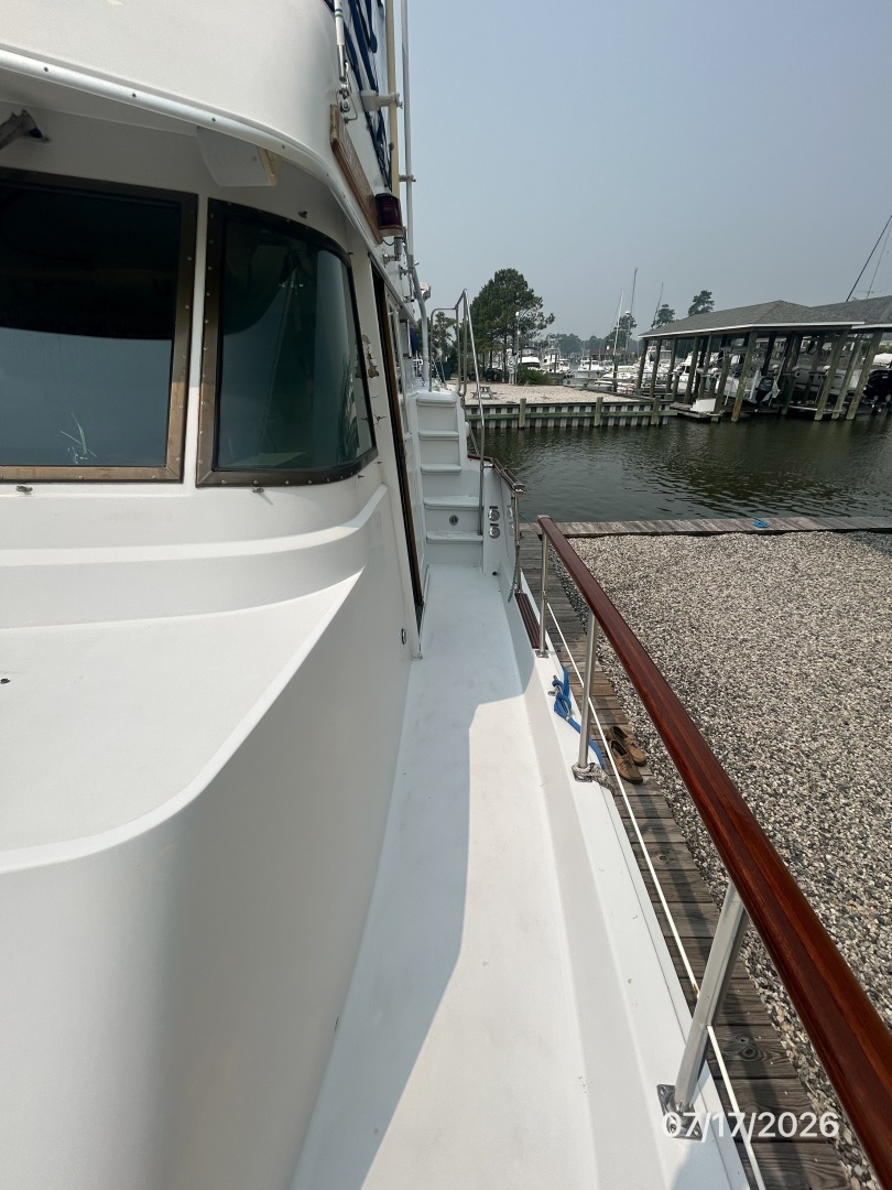 48' Hatteras port side deck1