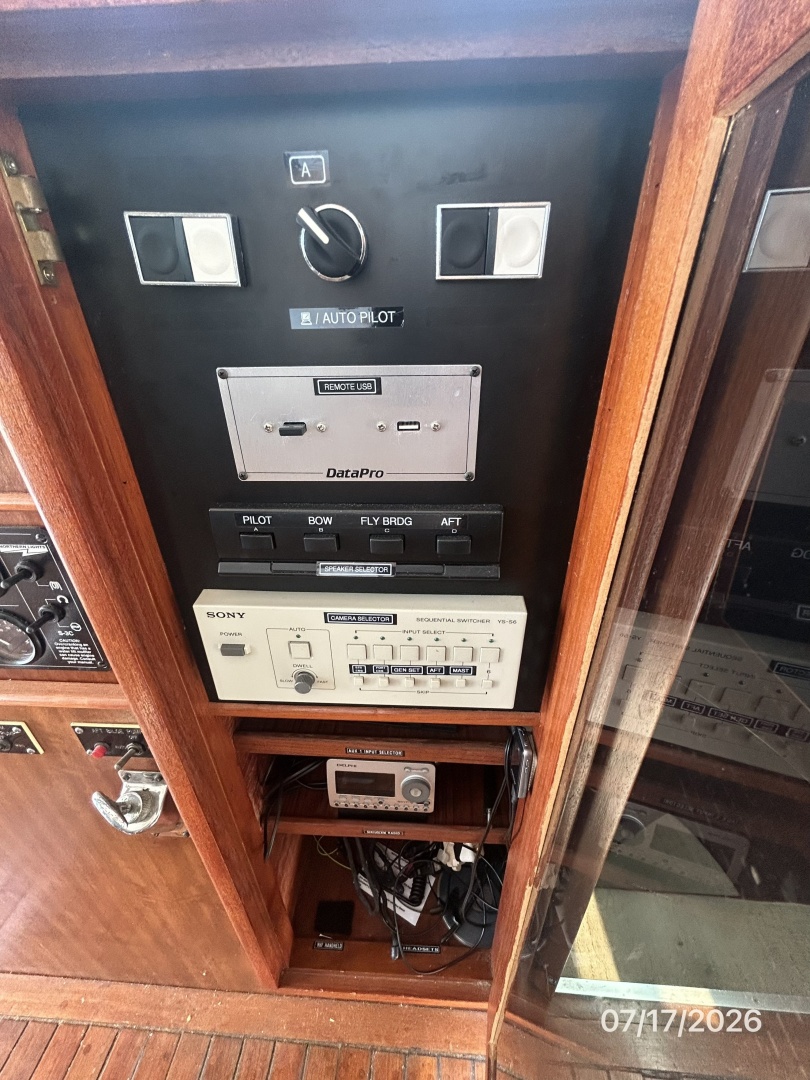 48' Hatteras pilothouse helm panel1