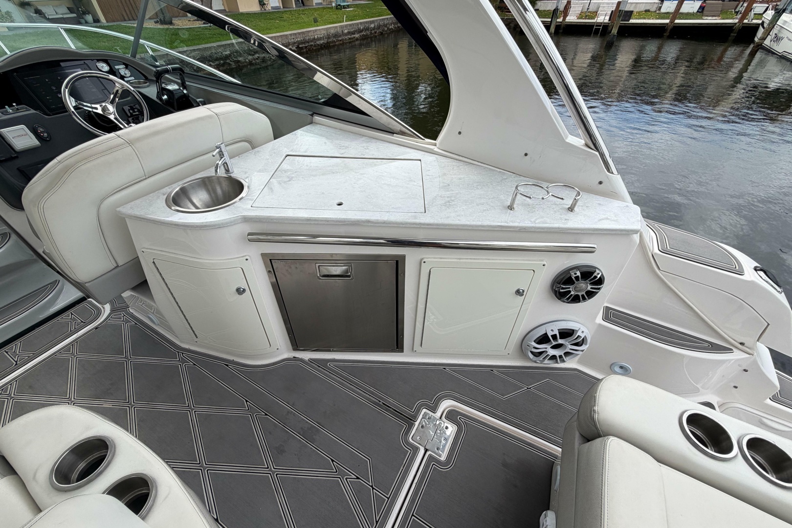 Regal 33 XO Yacht For Sale