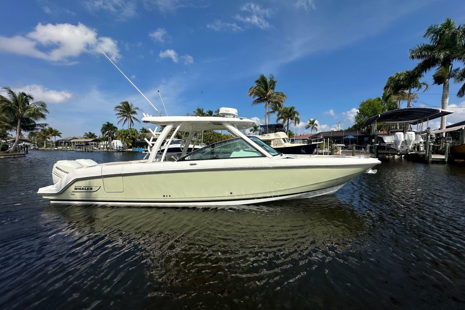 2018 Boston Whaler 320 Vantage