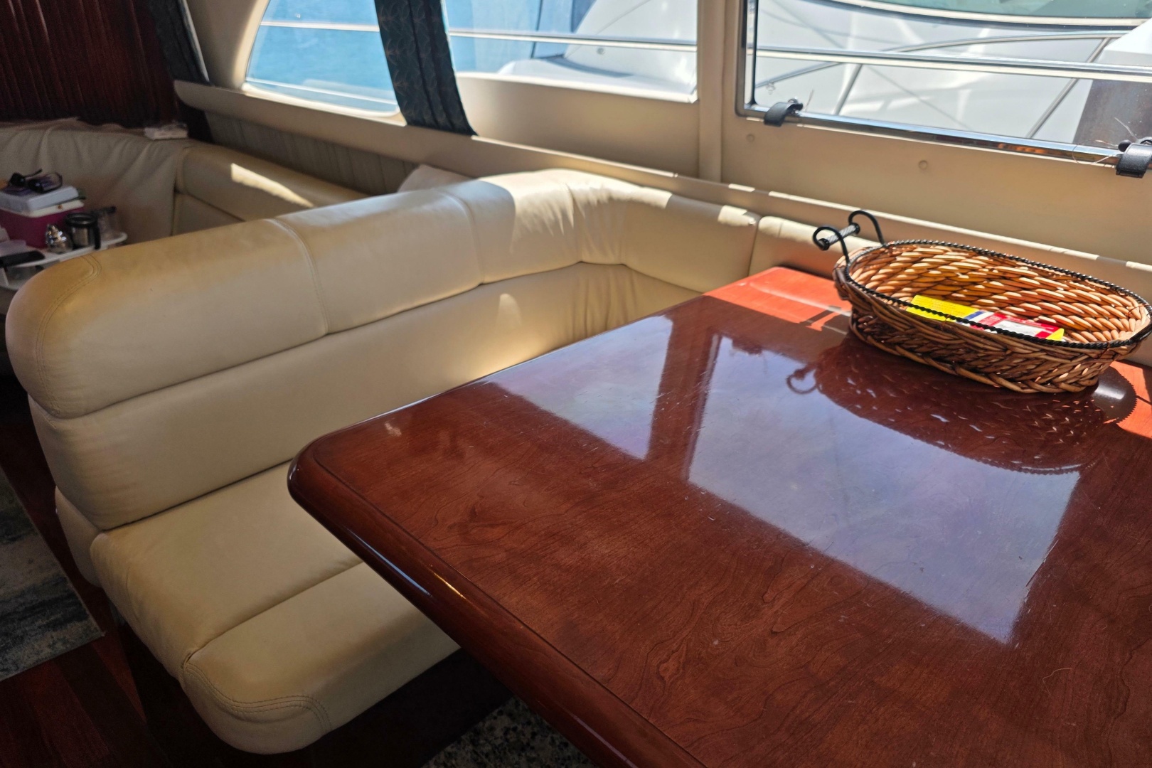 Sea Ray 560 Sedan Bridge — VTL - Photo 105