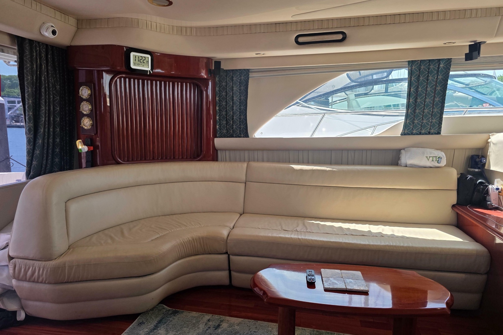 Sea Ray 560 Sedan Bridge — VTL - Photo 92