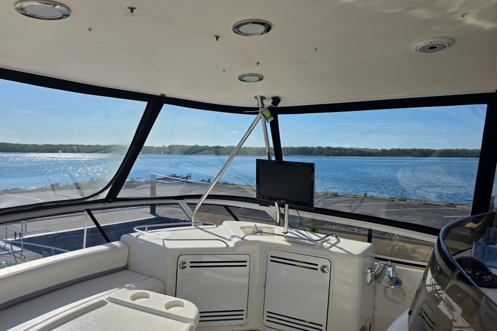 Sea Ray 560 Sedan Bridge — VTL - Photo 17