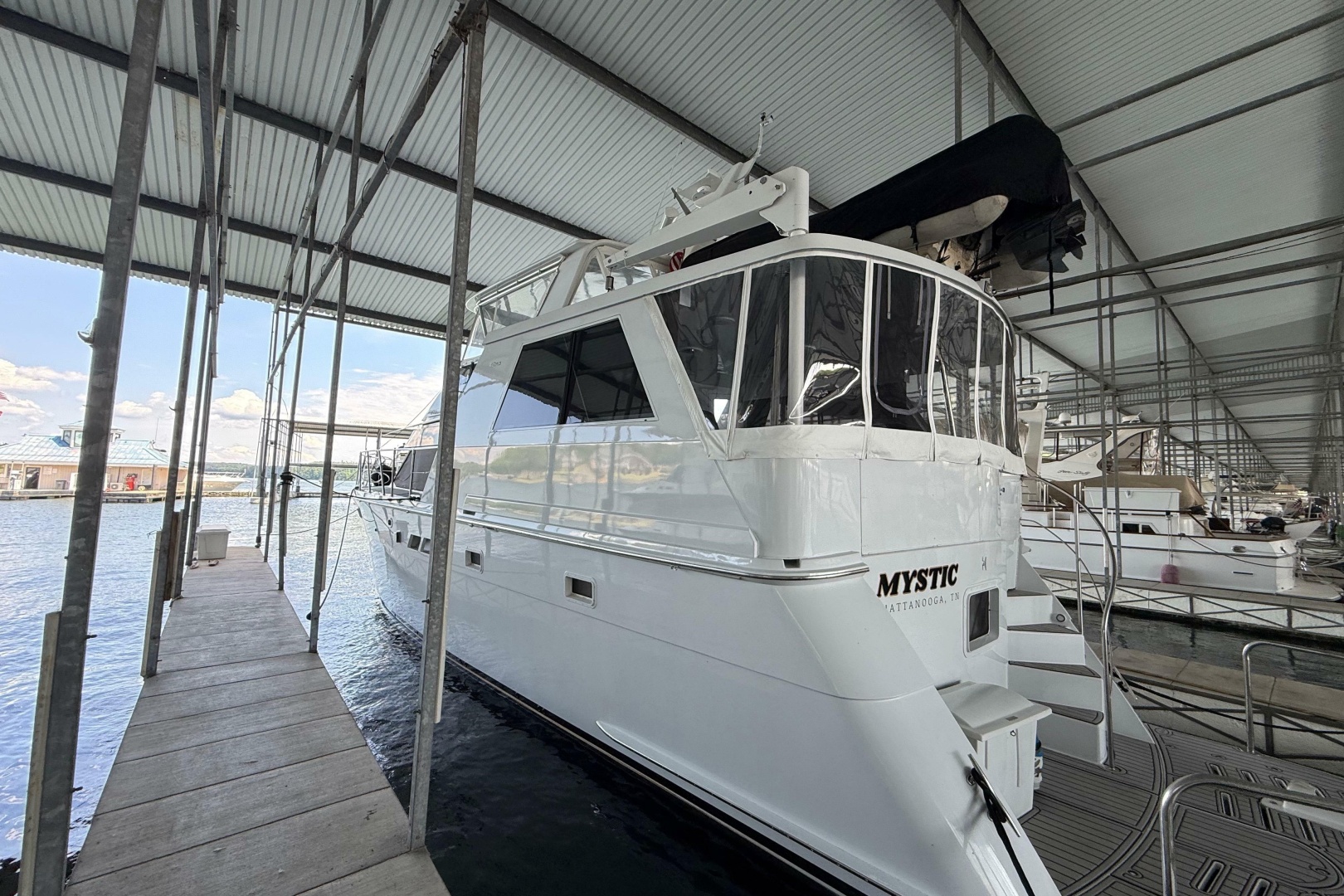 1998 Hatteras 52 Sport Deck Motor Yacht