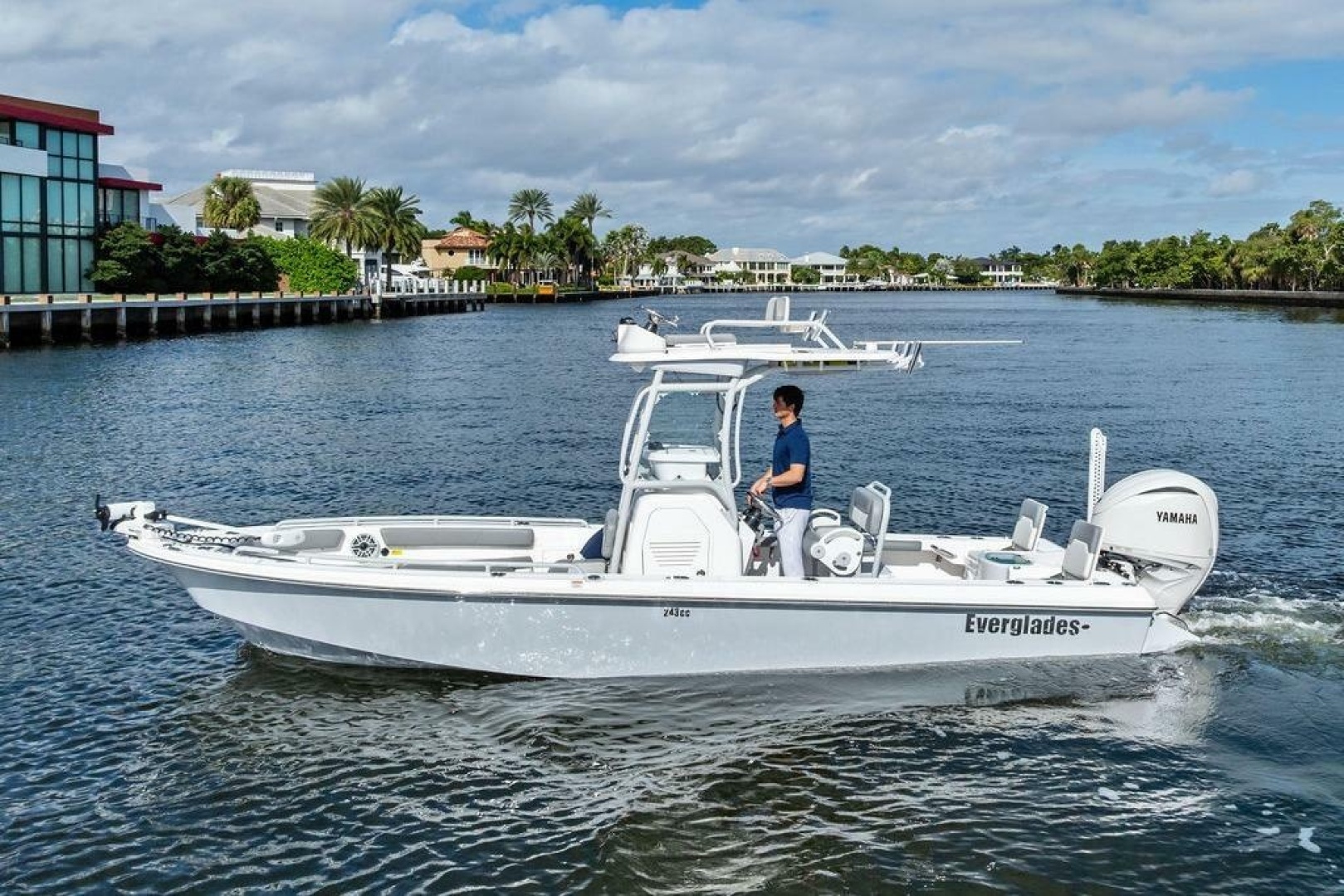 2023 Everglades 243 Center Console