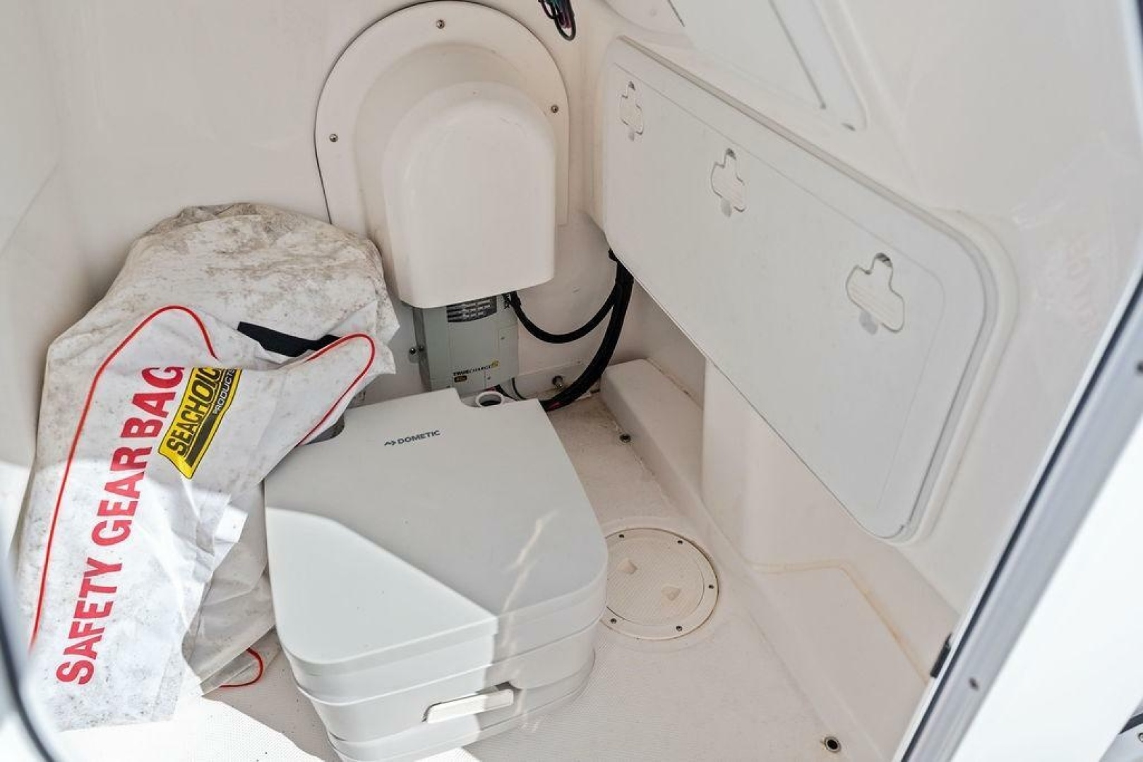 2023 Everglades 243 Center Console