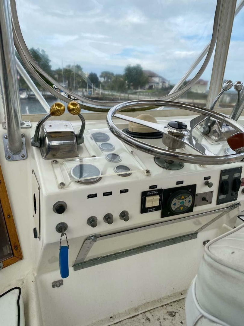 SLOW M OCEAN 36ft Hatteras Yacht For Sale