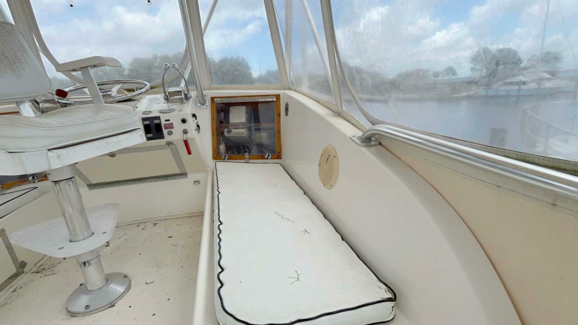 SLOW M OCEAN 36ft Hatteras Yacht For Sale