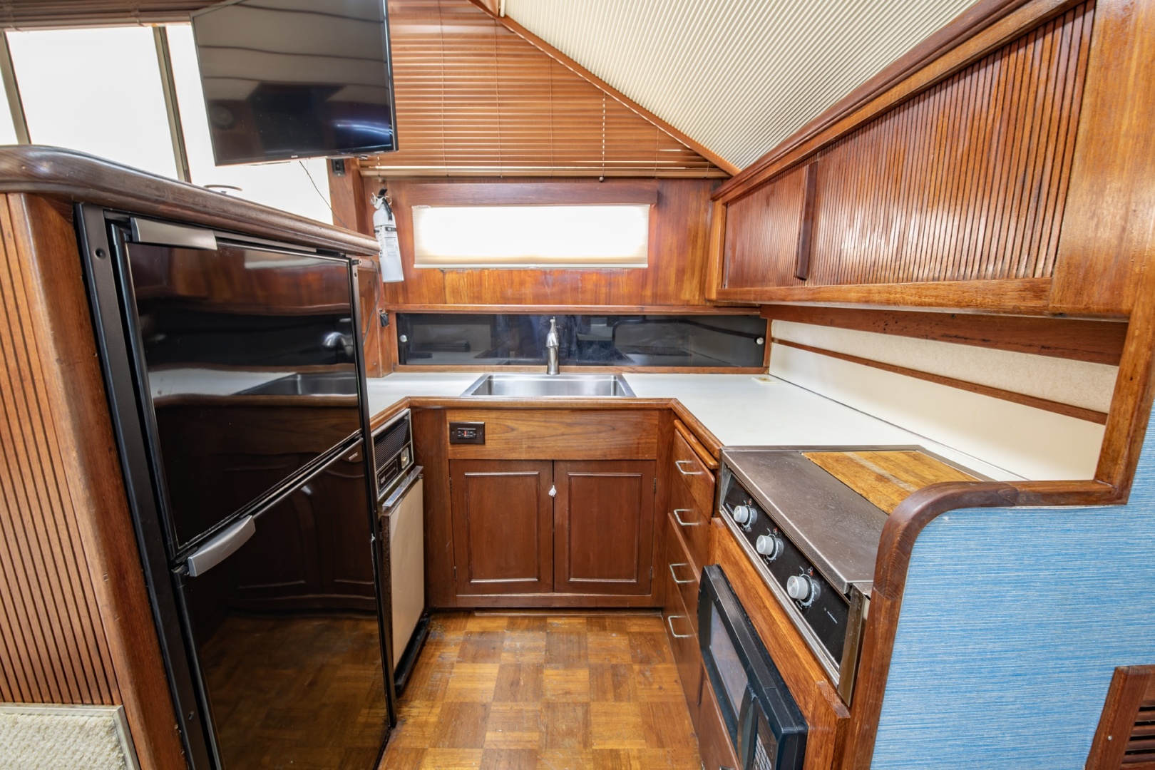 1988 Tollycraft 44 Cockpit M.Y.