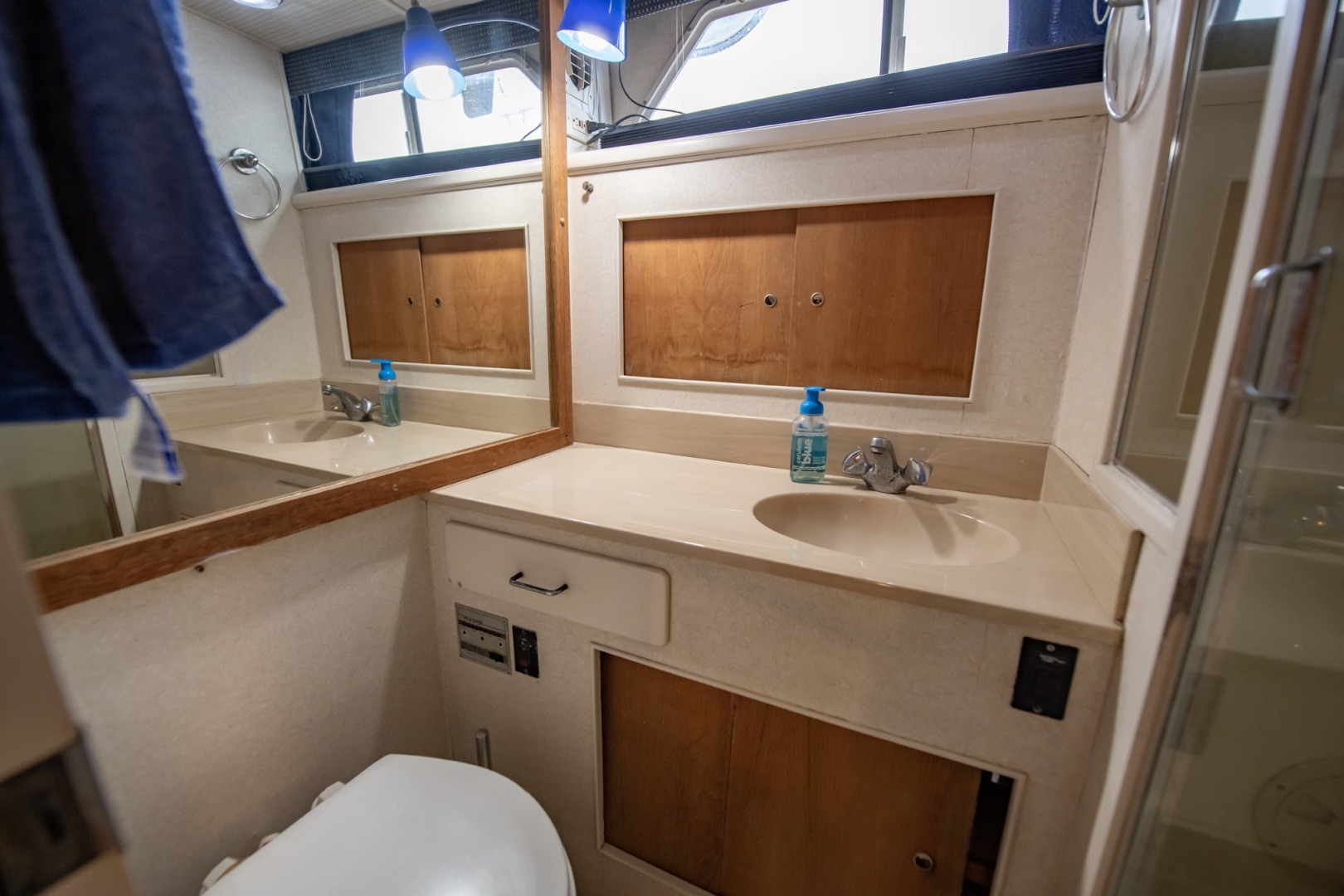 1988 Tollycraft 44 Cockpit M.Y.