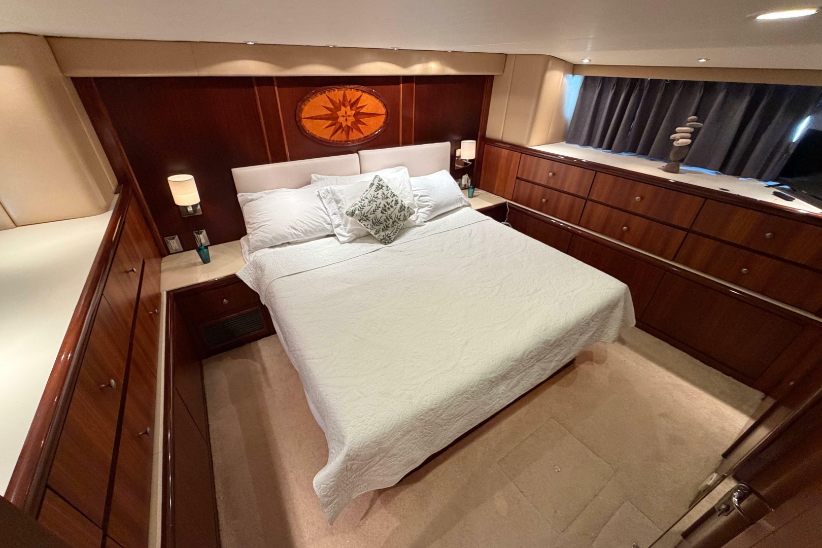 Hatteras 70 Cockpit Motor Yacht - Photo 105