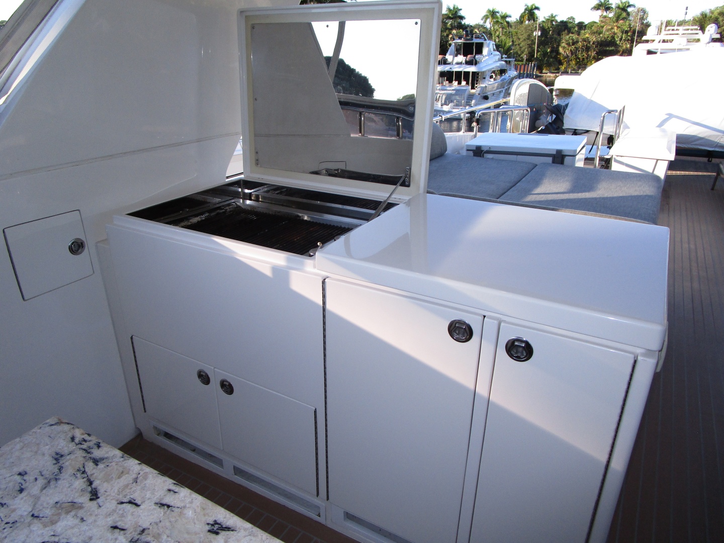 Grill to starboard