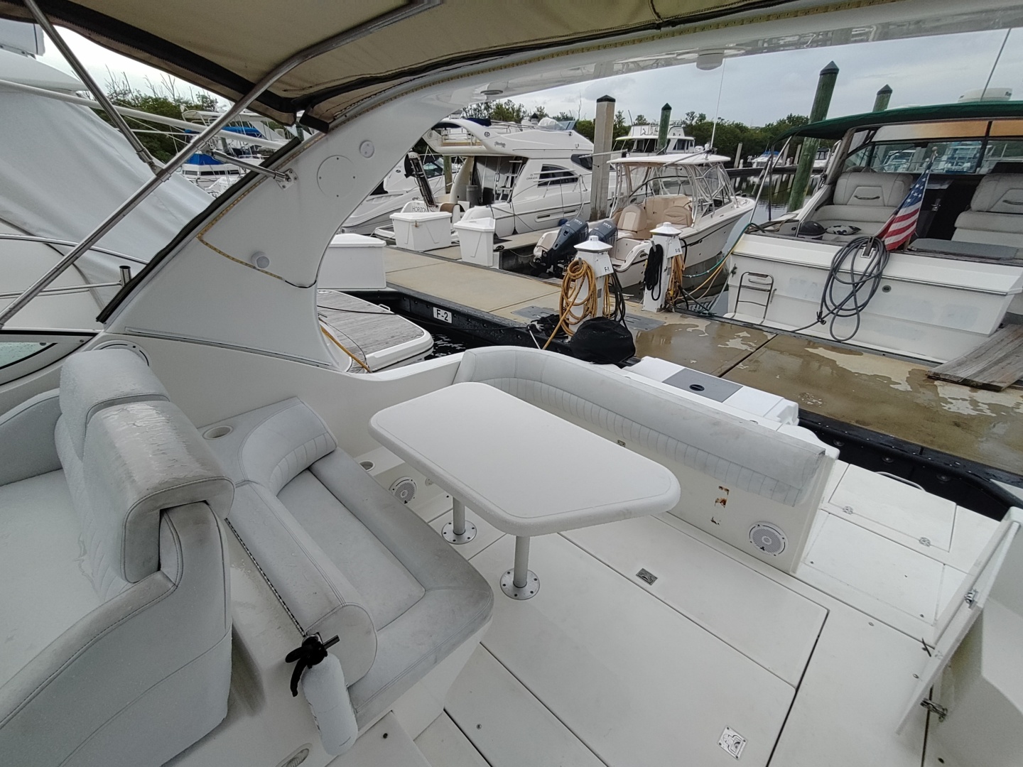 2002 Cruisers Yachts 3372 Express