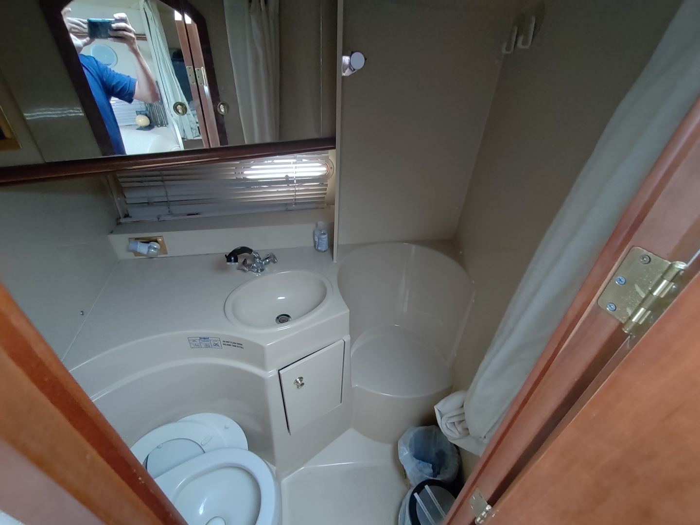 2002 Cruisers Yachts 3372 Express