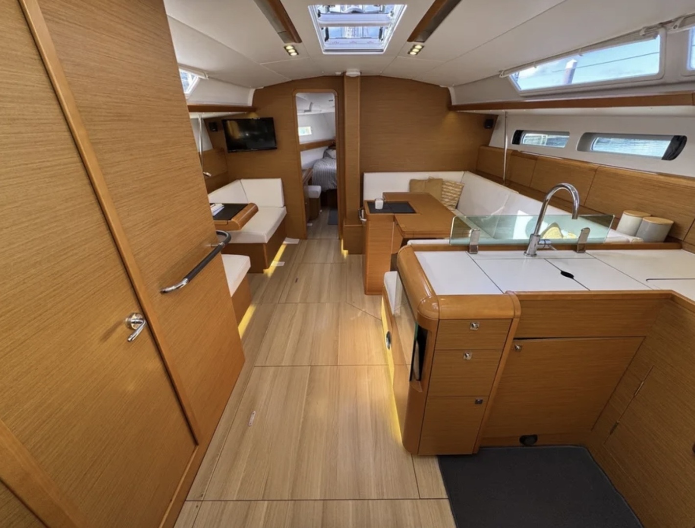 CARA OF PORTSMOUTH 44ft Jeanneau Yacht For Sale CARA OF PORTSMOUTH 44ft Jeanneau Yacht For Sale