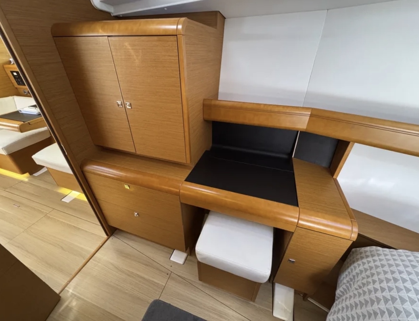 CARA OF PORTSMOUTH 44ft Jeanneau Yacht For Sale CARA OF PORTSMOUTH 44ft Jeanneau Yacht For Sale