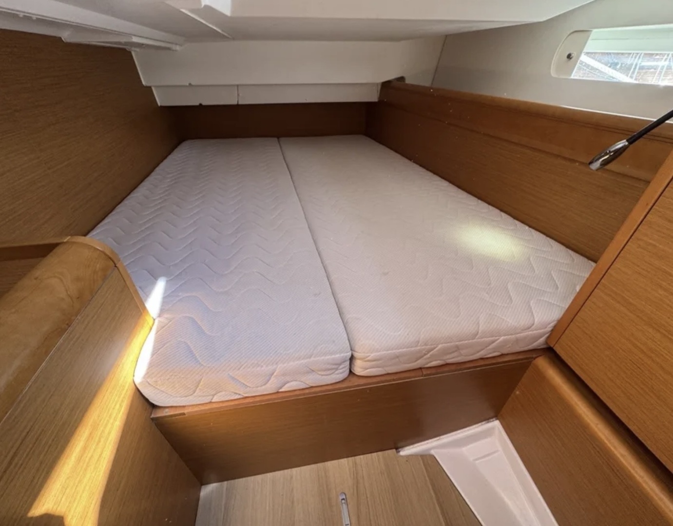 CARA OF PORTSMOUTH 44ft Jeanneau Yacht For Sale CARA OF PORTSMOUTH 44ft Jeanneau Yacht For Sale