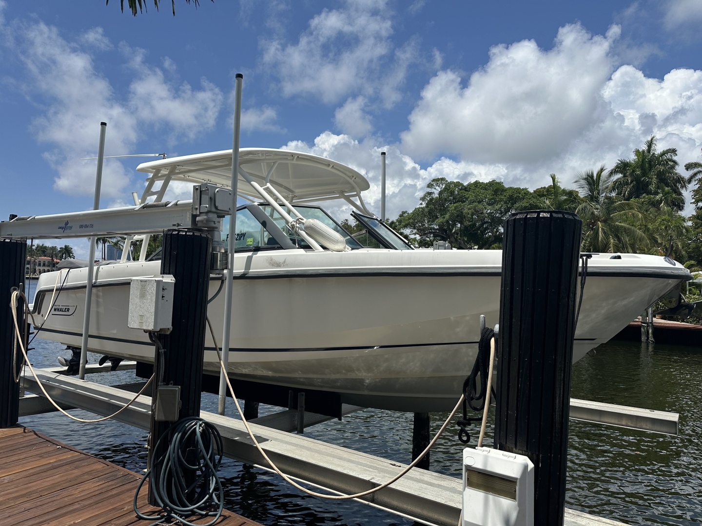 27ft Boston Whaler Yacht For Sale