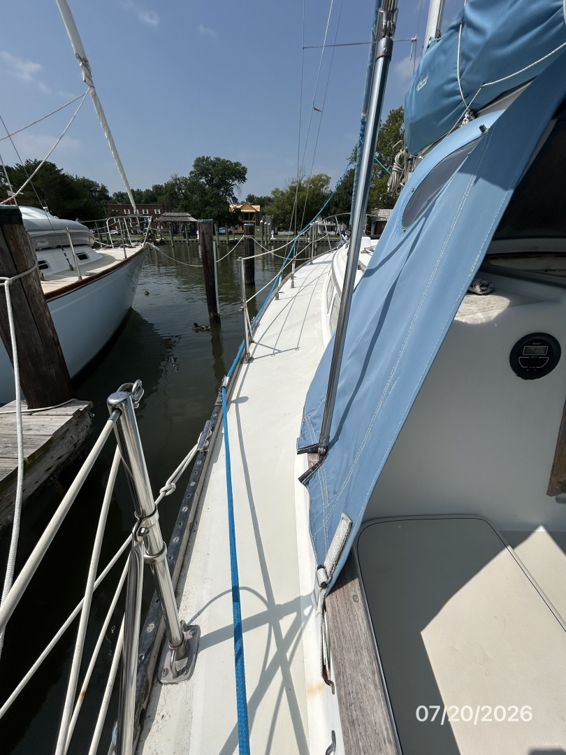Lucky Dog 35ft Pearson Yacht For Sale