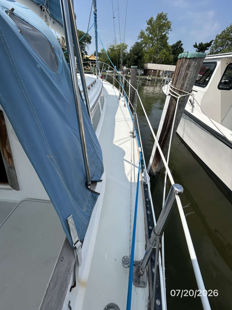 35' Pearson starboard side deck