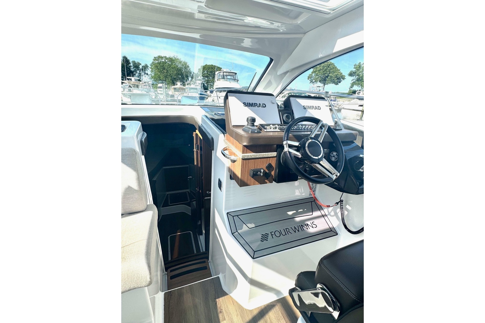 Freedom 33ft Four Winns Yacht For Sale