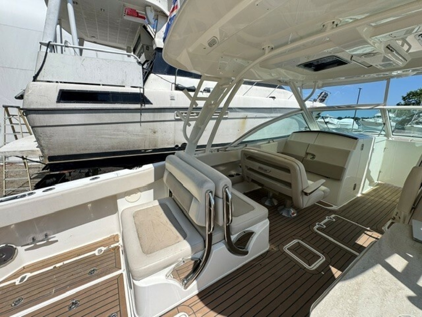 Boston Whaler 320 Vantage Yacht For Sale