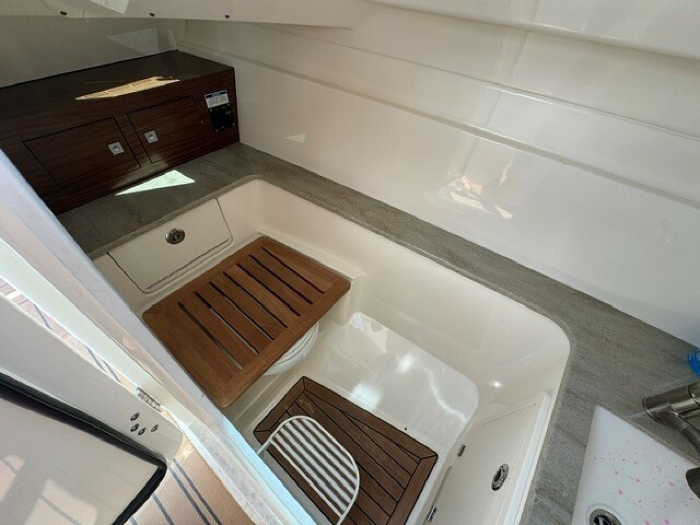 Boston Whaler 320 Vantage Yacht For Sale