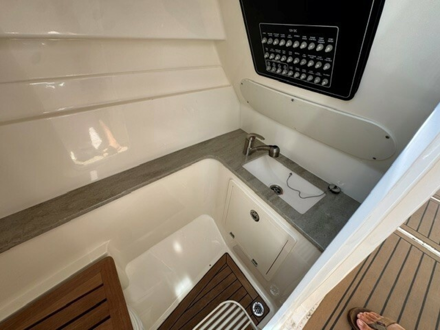 Boston Whaler 320 Vantage Yacht For Sale