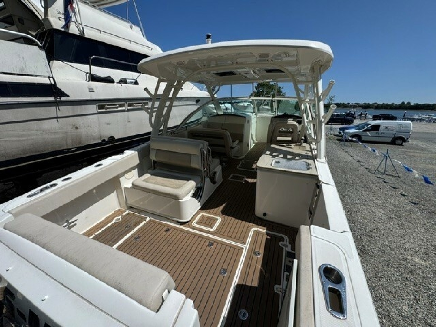 Boston Whaler 320 Vantage Yacht For Sale