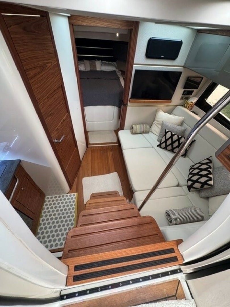 Boston Whaler 405 Conques Yacht For Sale