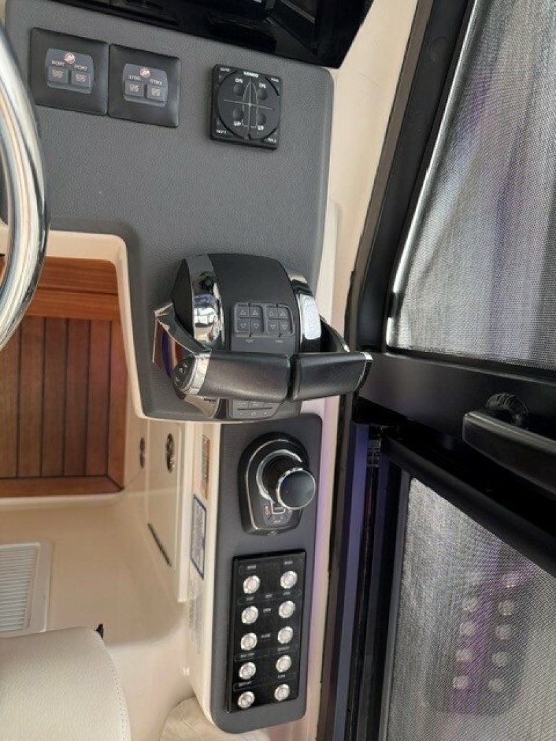 Boston Whaler 405 Conques Yacht For Sale