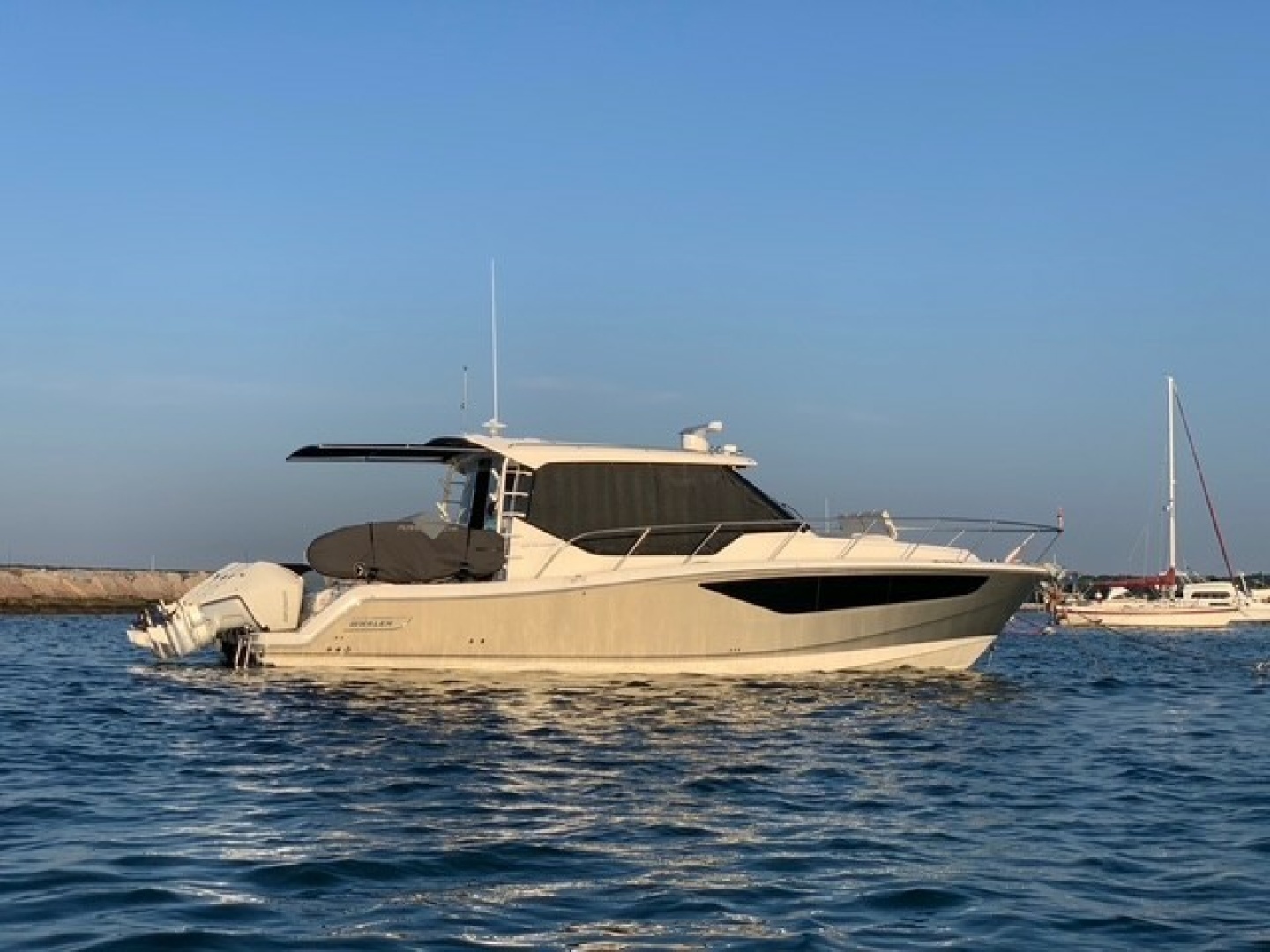 2021 Boston Whaler 405 Conques